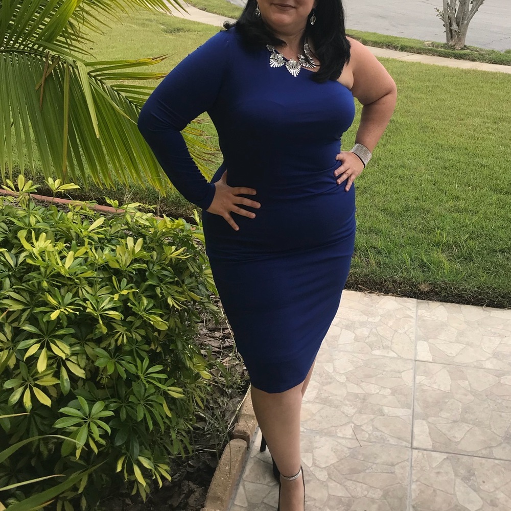 One shoulder royal blue dress.